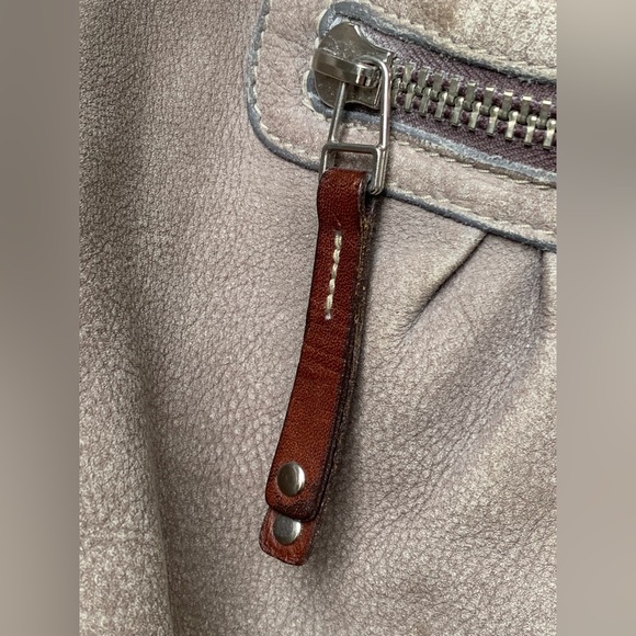 ROOTS Women’s Gray Beige Genuine Distressed Leather Crossbody Hobo Shoulder Bag - Picture 4 of 13